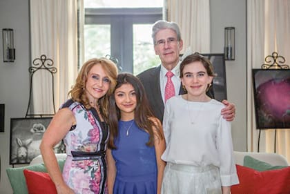 Julio Frenk junto a su familia; asumirá como canciller de UCLA en enero de 2025