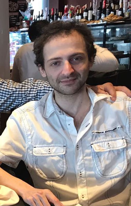 Julio fue el doctor de Matías en su infancia y pubertad y su colega y amigo en la adultez.