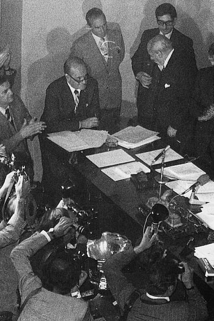 Julio Grondona asume la presidencia de la AFA el 6 de abril de 1979; en la imagen, saluda al presidente saliente, Alfredo Cantilo