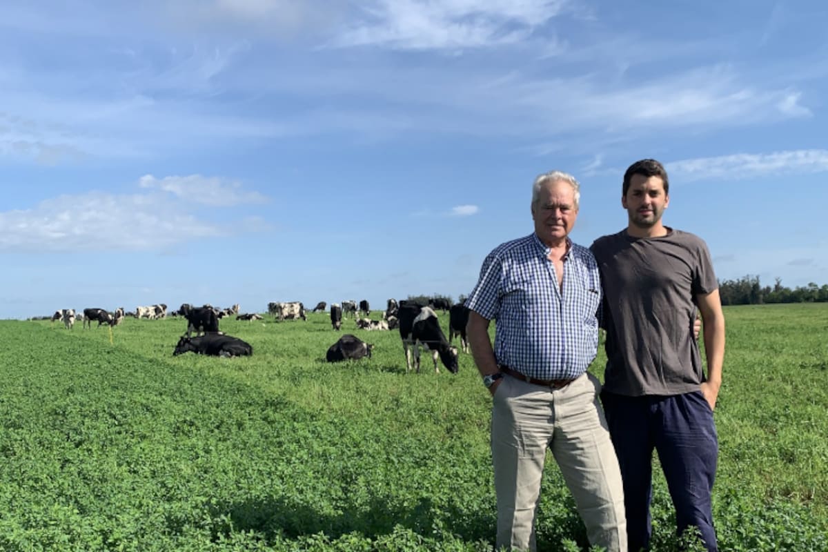 Julio Hosmann y su hijo, Justo, en el campo familiar en la estación Camet, sobre el kilómetro 391 de la ruta 2, muy cerca de Mar del Plata