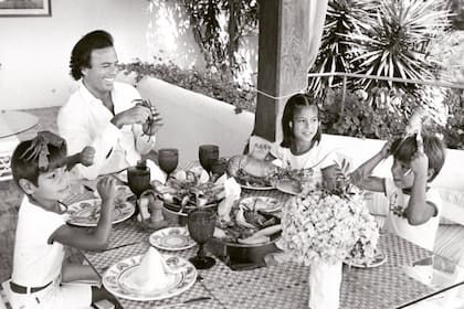 Julio Iglesias con sus hijos Julio Jr, Chábeli y Enrique