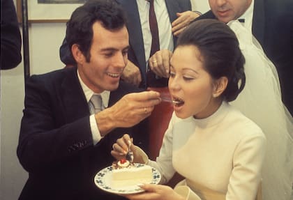 Julio Iglesias e Isabel Preysler se casaron en 1971 y se separaron en 1979, luego de numerosos rumores de infidelidad por parte del cantante
