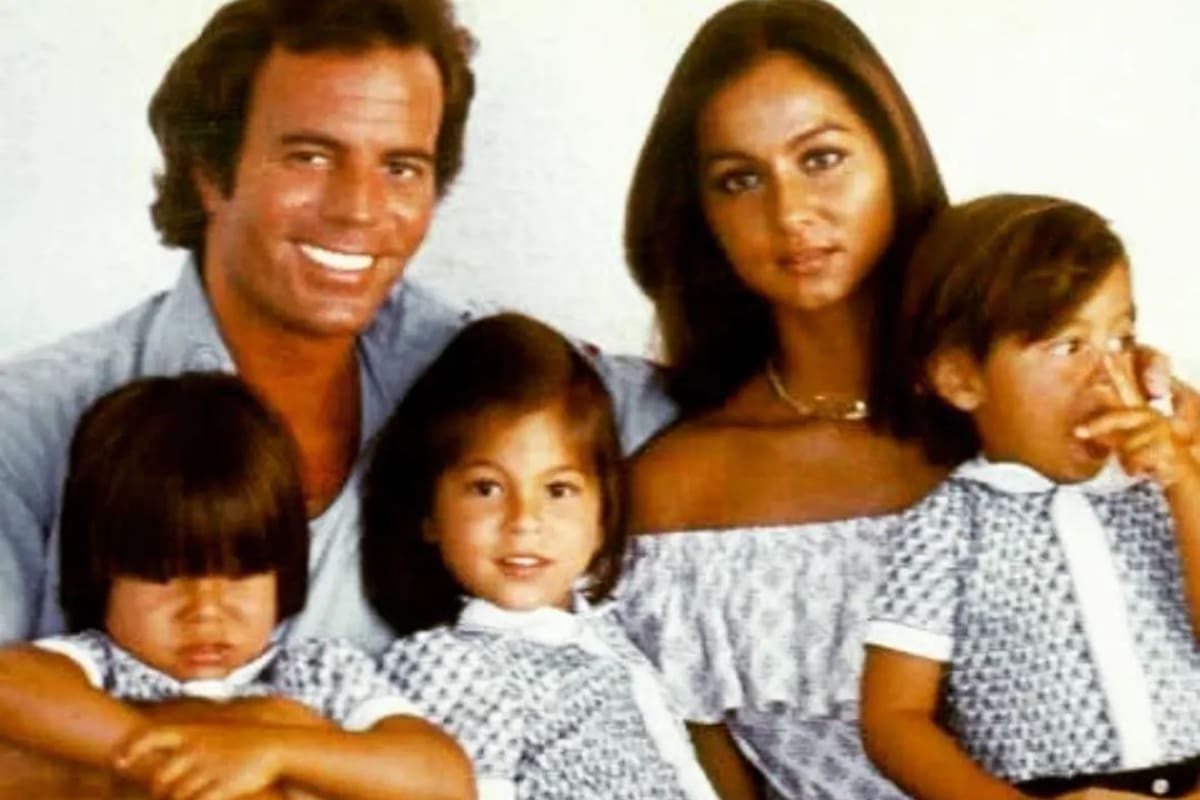 Julio Iglesias e Isabel Preysler tuvieron tres hijos: Enrique, Julio y Chabeli, quienes se mantienen unidos