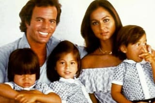 Enrique Iglesias, el niño que creció siendo tapa de revistas y ahora cumple 50 años alejado del medio