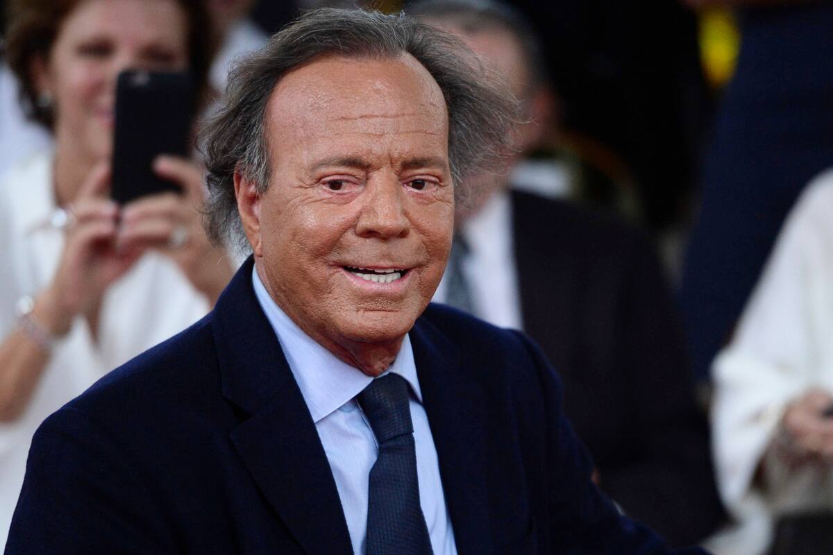 Julio Iglesias en la ceremonia para develar su estrella en San Juan, Puerto Rico, en 2016