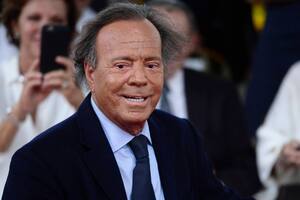 Julio Iglesias en la ceremonia para develar su estrella en San Juan, Puerto Rico, en 2016