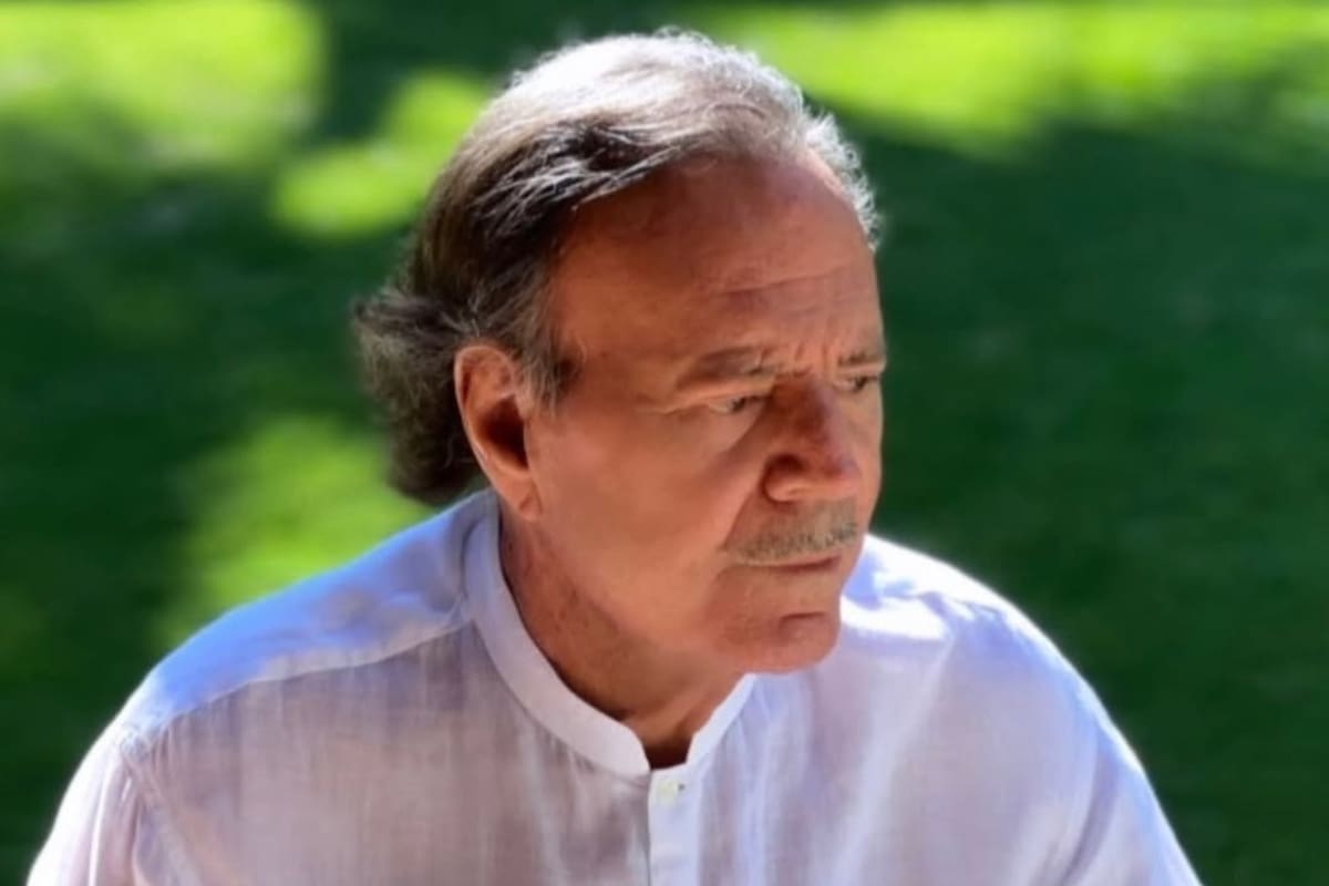 Julio Iglesias fue acusado por exempleadas por abuso de poder y sexual