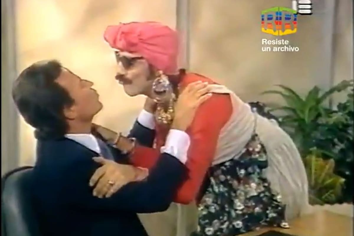 Julio Iglesias fue de las pocas celebridades que se negaron al "piquito" de la simpática empleada de Jorge Guinsburg en Peor en nada