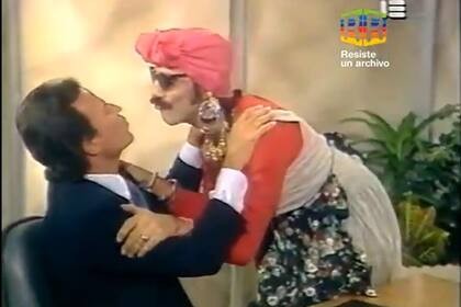 Julio Iglesias fue de las pocas celebridades que se negaron al "piquito" de la simpática empleada de Jorge Guinsburg en Peor en nada