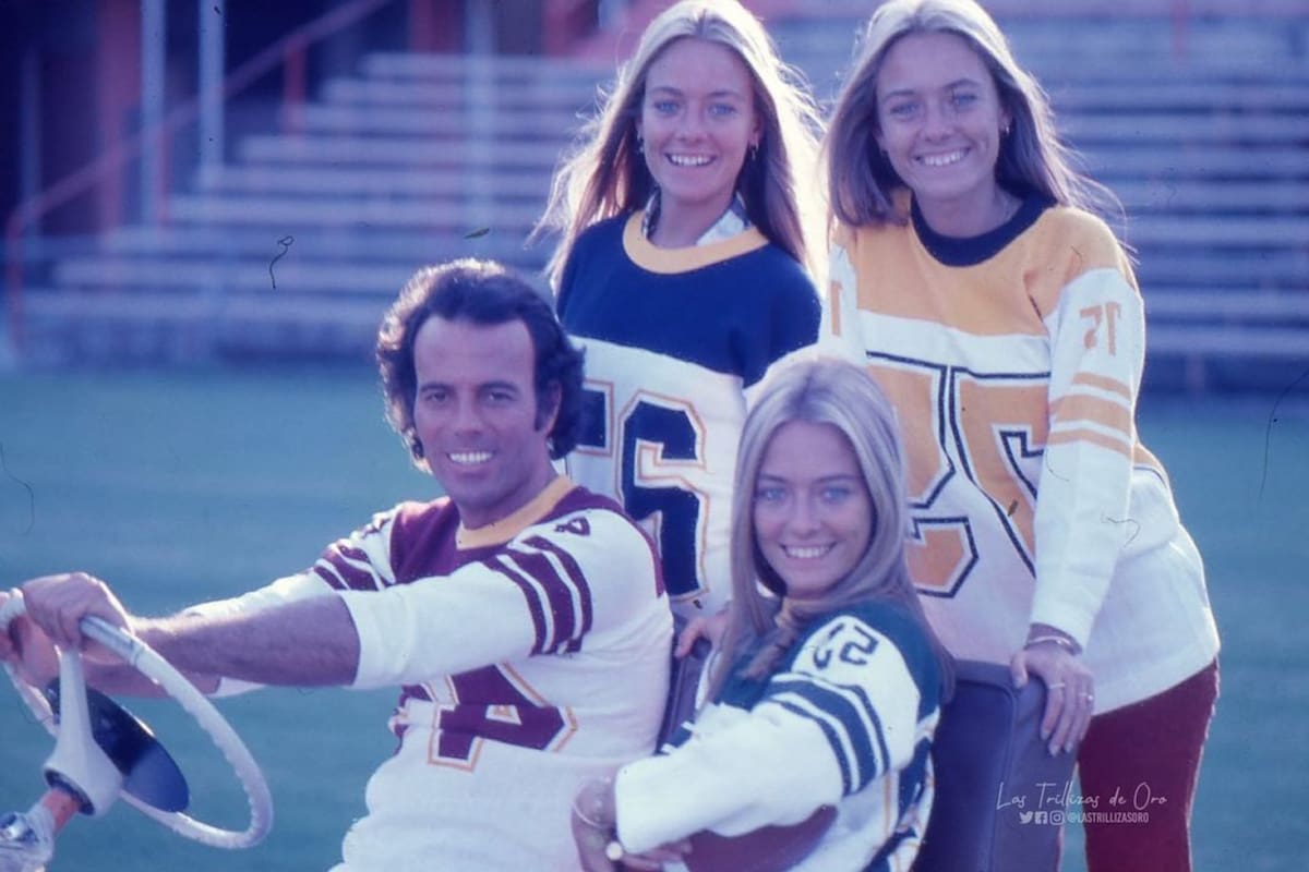 Julio Iglesias junto a Las Trillizas de Oro, que fueron sus coristas entre 1978 y 1980, cuando en su extenso repertorio brillaba "Moliendo Café"