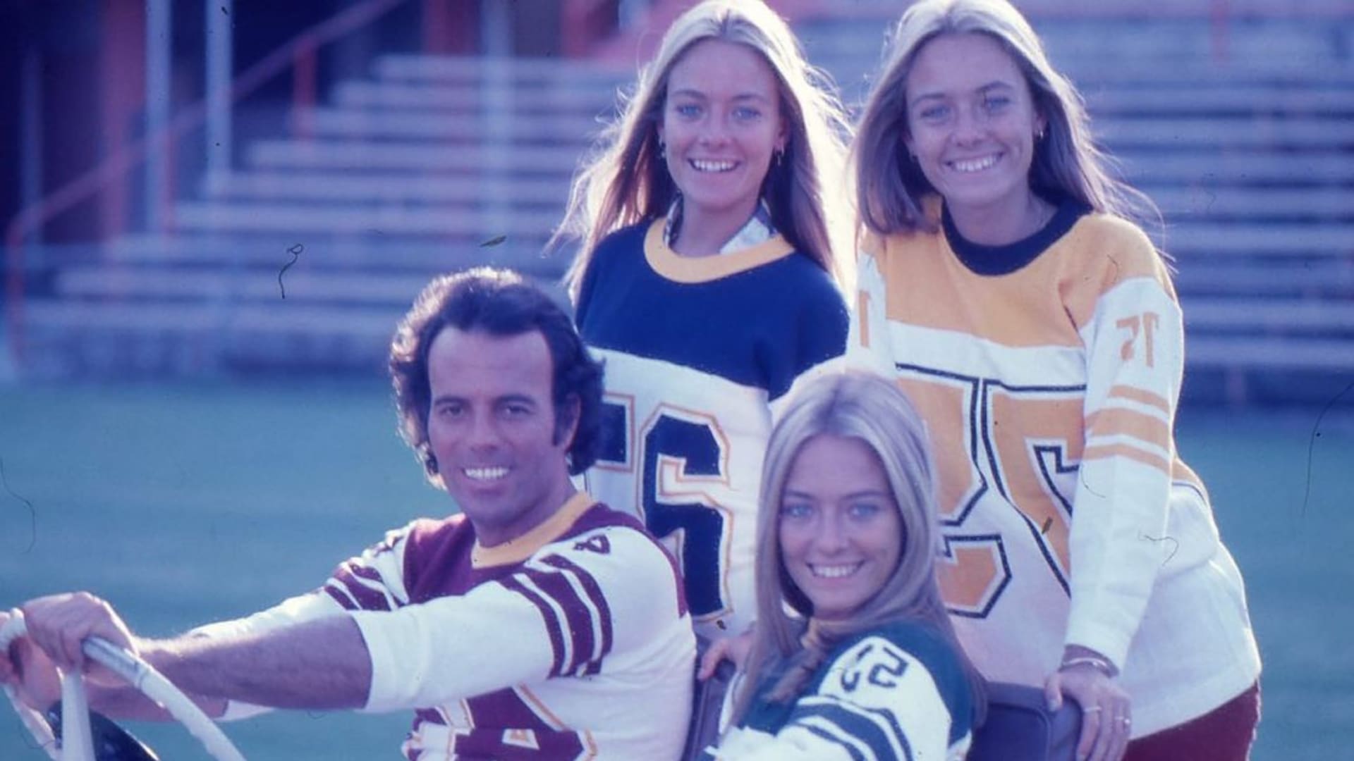 Julio Iglesias junto a Las Trillizas de Oro, que fueron sus coristas entre 1978 y 1980, cuando en su extenso repertorio brillaba "Moliendo Café"