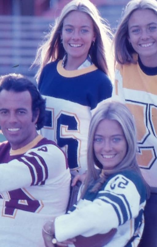 Julio Iglesias junto a Las Trillizas de Oro, que fueron sus coristas entre 1978 y 1980, cuando en su extenso repertorio brillaba "Moliendo Café"