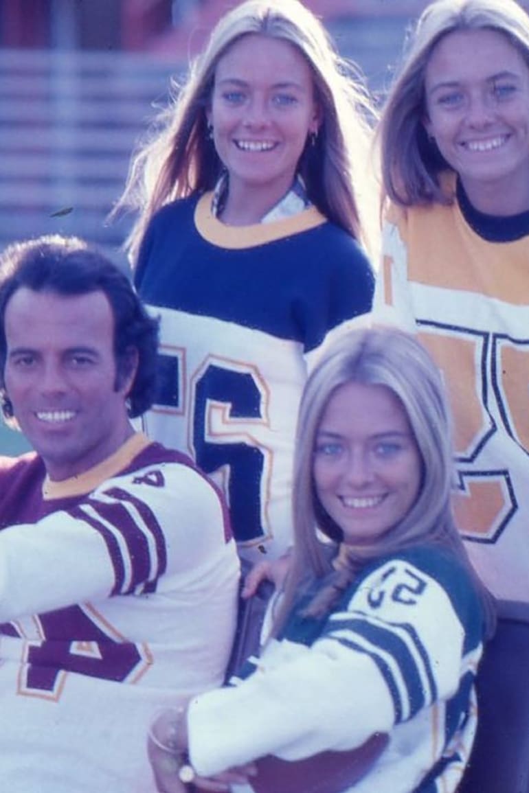 Julio Iglesias junto a Las Trillizas de Oro, que fueron sus coristas entre 1978 y 1980, cuando en su extenso repertorio brillaba "Moliendo Café"