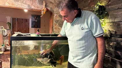 Julio junto a "Gordo" en su casa
