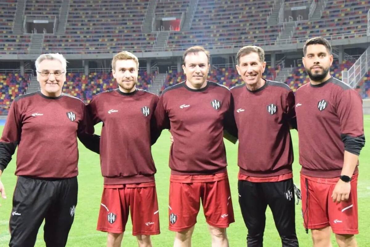 Julio Lamas -el primero de izquierda a derecha- tuvo sus primeros entrenamientos en Central Córdoba con el cuerpo técnico que conforma