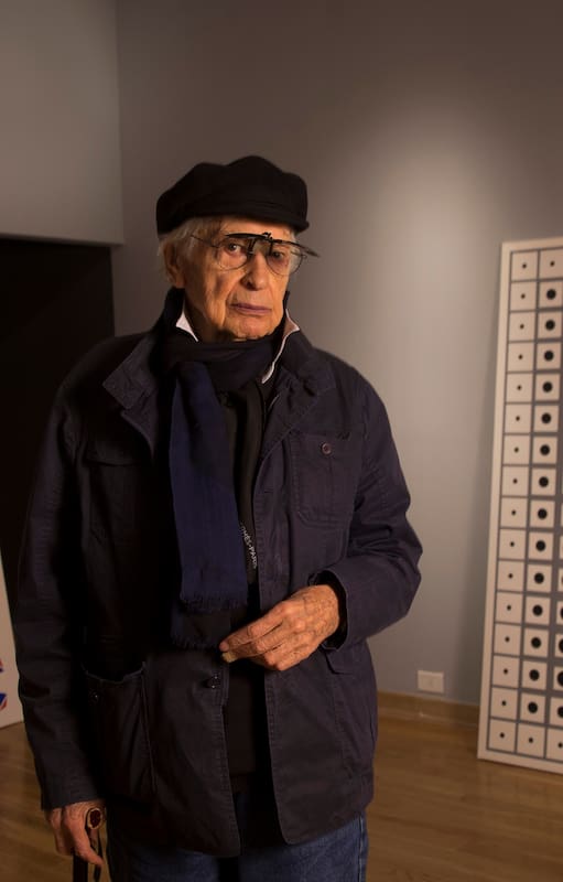 Julio Le Parc en el montaje de su muestra en el MNBA