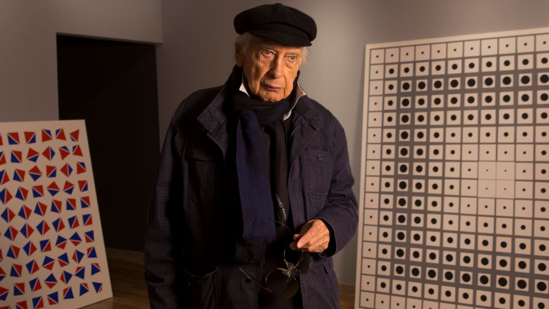 Julio Le Parc en el montaje de su muestra en el MNBA