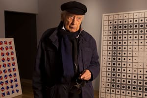 Julio Le Parc en el montaje de su muestra en el MNBA