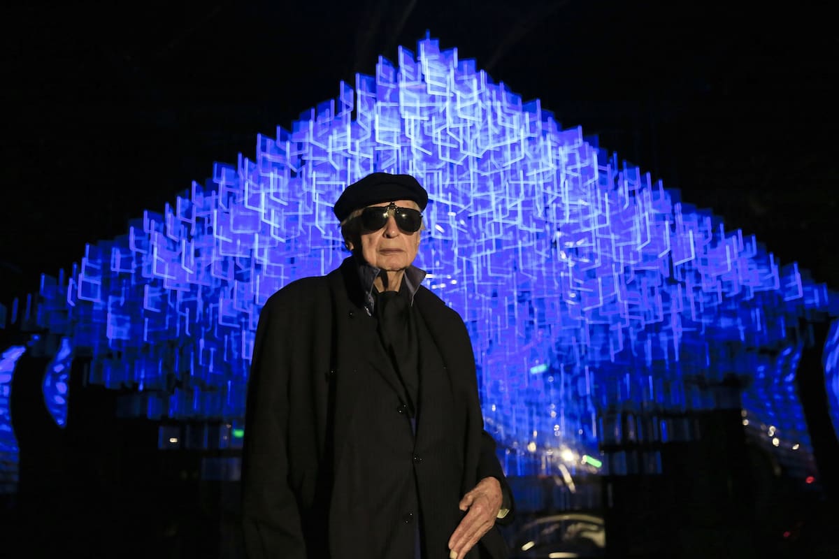Julio Le Parc frente al móvil que instaló en el Centro de Experimentación del Teatro Colón