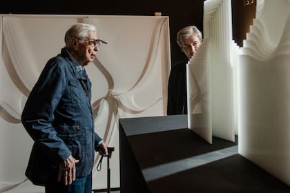 Julio Le Parc, imparable a sus 94 años, en el montaje de la muestra del MACA que abre este viernes