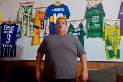 Julio Merentiel, con algunas de las camisetas que vistió Miguel, su hijo, figura del superclásico en Córdoba