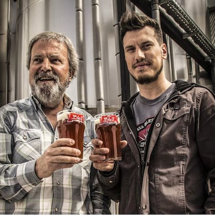 Julio Migoya creador, junto a Nicolás Silin, de la cerveza artesanal Blest, pionera en el país, y Nacho Mochnacz (brewmaster) actual maestro cervecero. La cerveza se podrá degustar en la Fiesta Internacional de la Historia