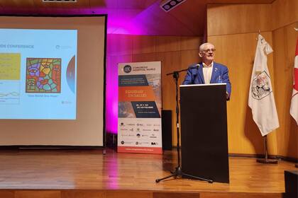 Julio Montaner, en una nueva conferencia en Argentina, anunciando los resultados del tratamiento que creó para detener la pandemia del VIH.