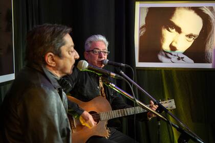 Julio Moura, junto a su hermano Marcelo, en un set acústico, interpretando las canciones de Virus