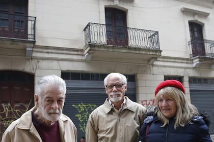 Julio Orione, José Sellés Martínez y Carmen Verlichak, frente a la casa de Ezcurra