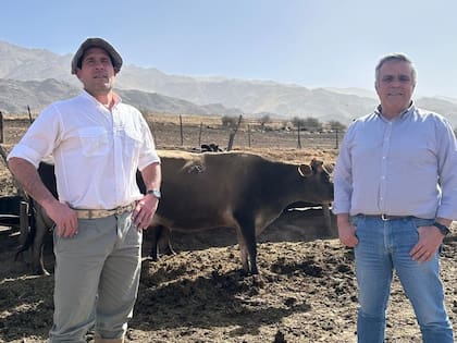 Julio Paz, gerente de producción de la empresa. y Emanuel López Lauría, responsable de la actividad lechera de ese campo