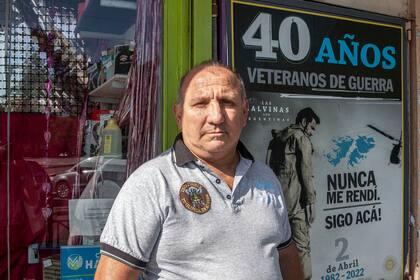Julio Pedro Vázquez, en una de sus perfumerías de Ituzaingó y con el recuerdo siempre presente de Malvinas