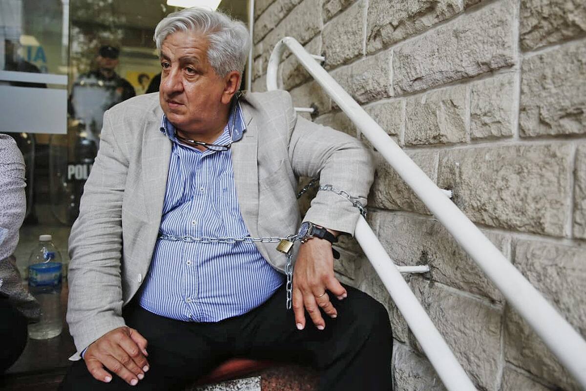 Julio Piumato encadenado