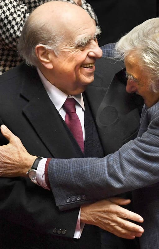 Julio Sanguinetti abraza a Jose Mujica en el Congreso de Uruguay en 2015