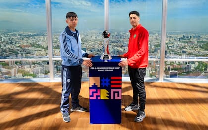 Julio Soler, capitán de la Argentina, y Houssam Essadak, de Marruecos, posan con la Copa del Mundo Sub 20 antes de la final que ambos equipos disputarán este domingo en Santiago de Chile