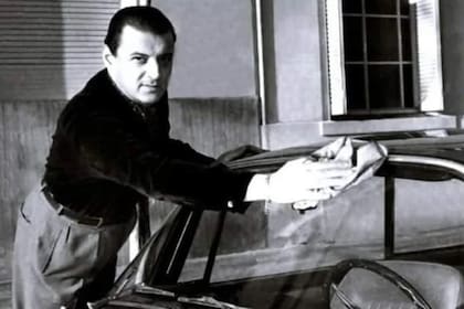 Julio Sosa, limpiando el parabrisas de su DKW Fissore