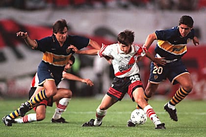 Julio Toresani junto a Riquelme y Placente, en un clásico de octubre de 1997.