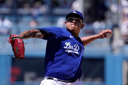 Julio Urías, abridor de los Dodgers de Los Ángeles, lanza durante la segunda entrada del juego ante los Rockies de Colorado, el domingo 13 de agosto de 2023, en Los Ángeles. (AP Foto/Mark J. Terrill)