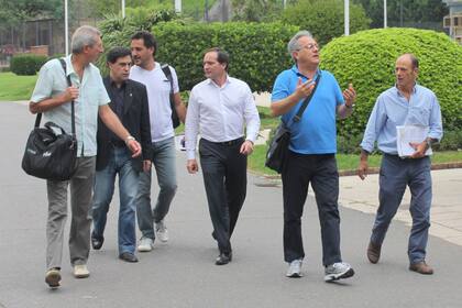 Julio Velasco en plena recorrida por las instalaciones del Cenard
