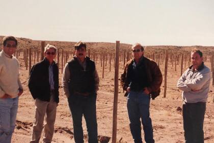 Julio Viola junto al equipo que convocó para arrancar el proyecto de crear un polo vitivinícola en San Patricio del Chañar.