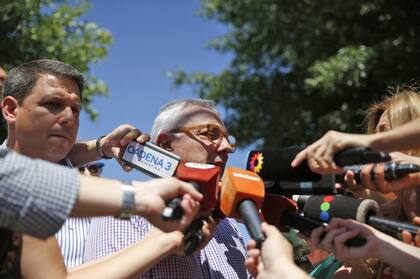 Julio Zamora, intendente de Tigre, habló con los medio en la escuela