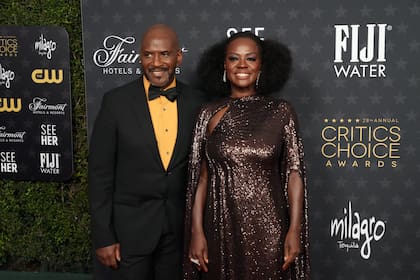 Julius Tennon y Viola Davis en los Critics Choice Awards