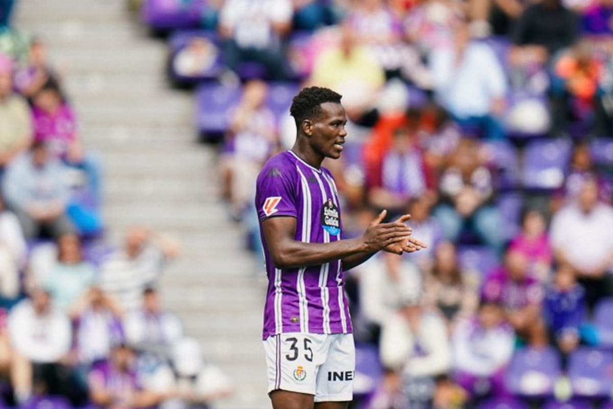 Juma Bah, defensor central de 18 años y nacido en Sierra Leona, con la camiseta de Valladolid, de la Liga de España
