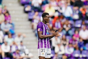 El gigante que hace seis meses no tenía botines para jugar en Sierra Leona y acaba de ser comprado por Manchester City
