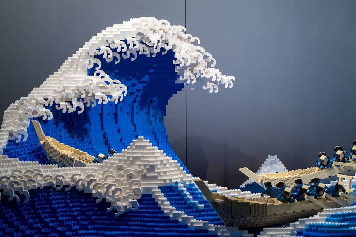 Jumpei Mitsui recreó la popular estampa japonesa "La gran ola de Kanagawa" con 50.000 piezas de LEGO
