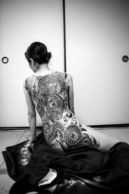 Jun, de Osaka, posa de espaldas sobre su kimono (Foto: CHLOÉ JAFÉ)
