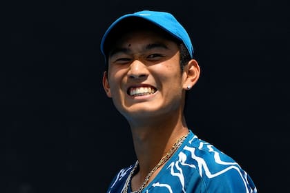 Juncheng Shang, de 17 años, hizo historia encumbrándose como el primer jugador de China en lograr un triunfo en el cuadro principal del Australian Open