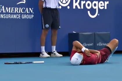 Juncheng Shang tuvo cuatro caídas durante el partido con Etcheverry y fue atendido luego del resbalón en el tercer set, por el que se golpeó el brazo derecho.