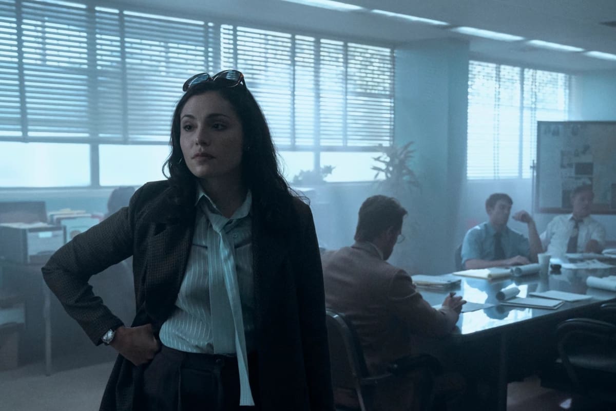 June Hawkins en su papel de policía en Griselda, la nueva serie de Netflix