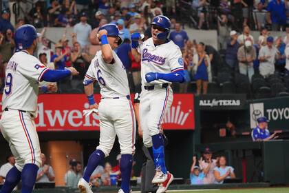 Jung conecta jonrón, Freeman y Helman logran hits y Rangers vencen 7-2 a Atléticos