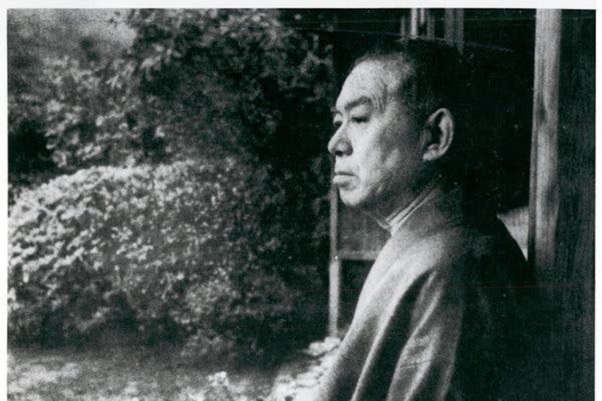 Junichiro Tanizaki, frente a su casa